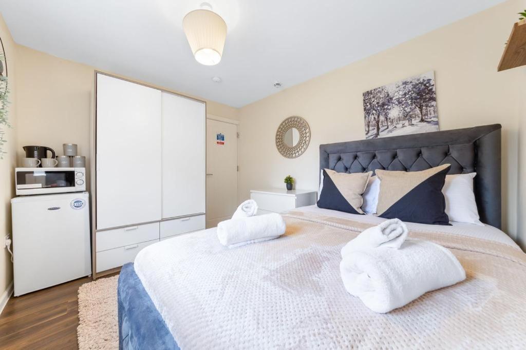 Isleworth Suites - Tw7 Экстерьер фото