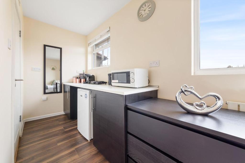 Isleworth Suites - Tw7 Экстерьер фото