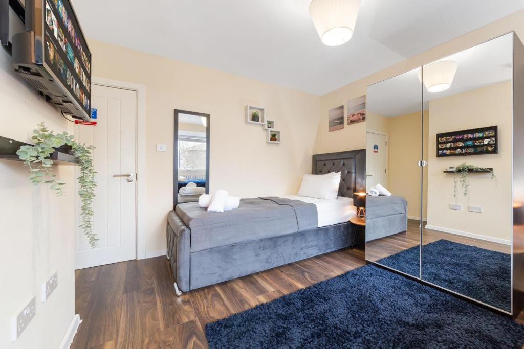 Isleworth Suites - Tw7 Экстерьер фото