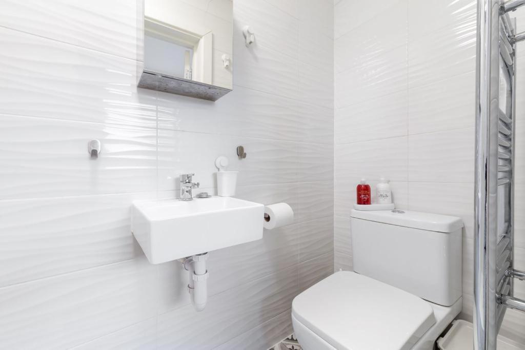 Isleworth Suites - Tw7 Экстерьер фото